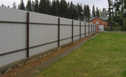 готовый забор на бетонном основании